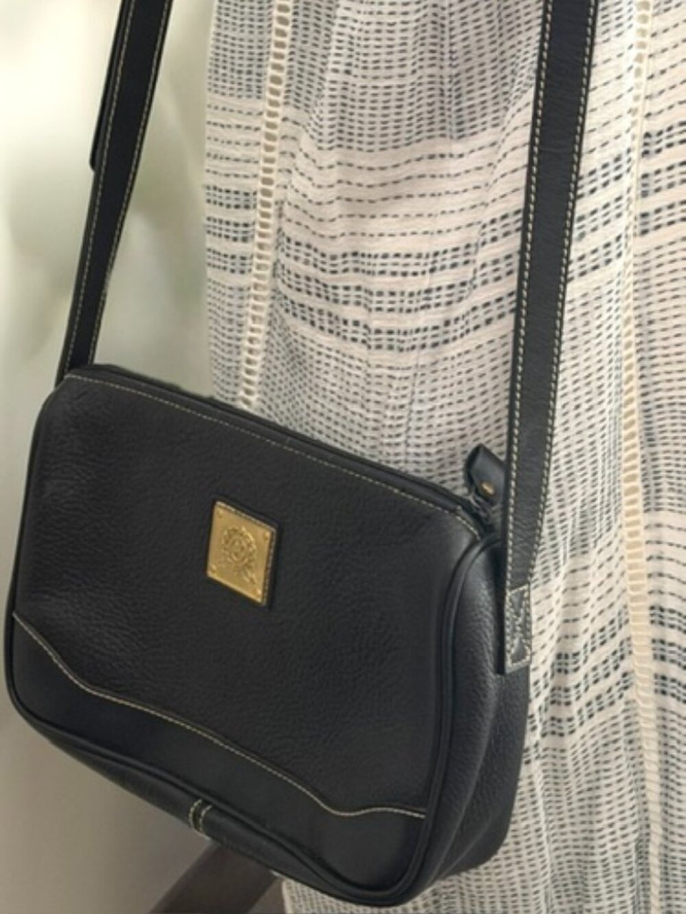 VINTAGE MEDALLION CROSSBODY BLACK PEBBLED LEATHER HANDBAG W/ DUST BAG